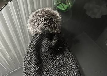 Czapka z pomponem z naturalnego futerka lisa Czarna z cyrkoniami