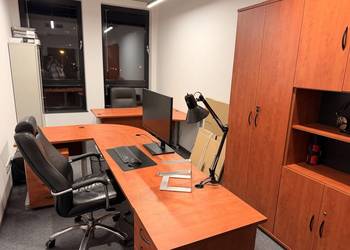 Zestaw mebli biurowych ABM – biurka, regał, szafa, kontenery, łączniki