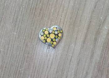 Broszka w kształcie serca.