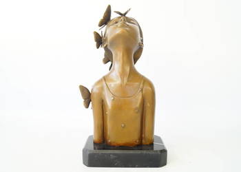 Kobieta z Motylami figura z brązu rzeźba piękna