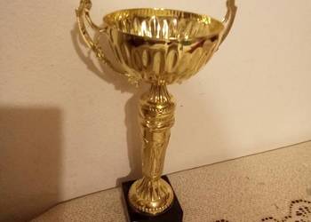 Złoty puchar z podstawką