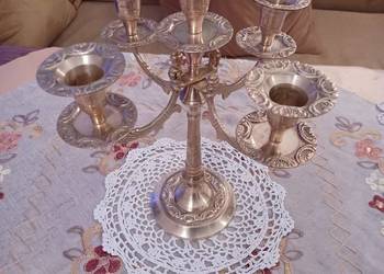 Piękny, duży świecznik mosiężny.