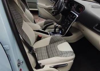 Volvo v40 Lift, T3 Momentum, Harman Kardon