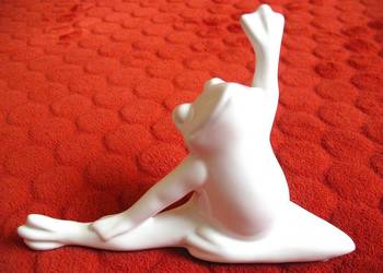 Żaba - figurka dekoracyjna - porcelana - 11 x 17 x 5 cm