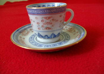 Dwie piękne filiżanki ze spodeczkami Dwie piękne filiżanki ze spodeczkami