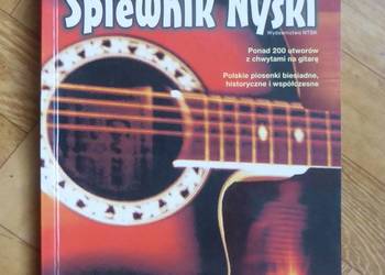 Śpiewnik z chwytami na gitarę - ponad 200 utworów