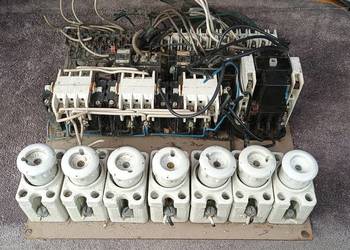 Płyta montażowa z aparaturą elektryczną.