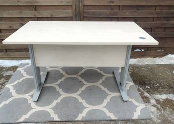 Biurko z panelem 140x80 Dostępne 3 sztuki