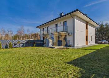 Nowoczesny dom w zabudowie bliźniaczej I w otulinie lasu