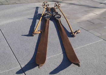 Stare narty jesionowe 180 cm  Neumann  + kijki