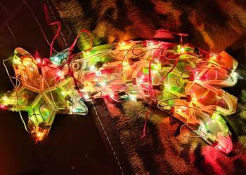 Świateczna dekoracja w kształcie spadającej gwiazdy