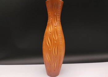 wazon zdobiony techniką sgraffito.  Sgraffito to technika zdobienia, która