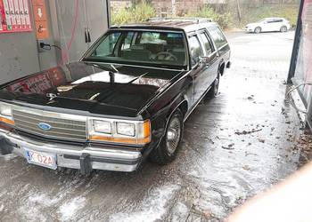 Ford Crown Victoria / Country Squire