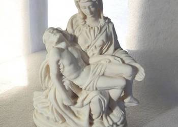 mała rzeźba Pieta - kamień lub żywica
