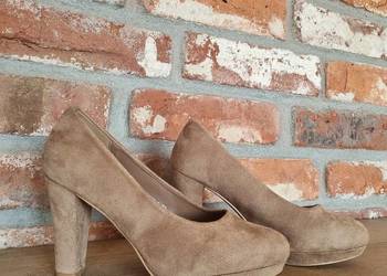 Beżowe czółenka na obcasie