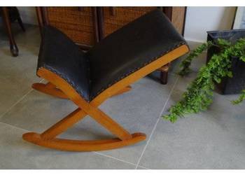 Stylowy dziecięcy fotelik bujany – drewno, czarna skóra, styl retro