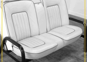 Sofa dla dwóch osób z metalowymi boczkami