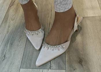 (43) Beżowe, bogato zdobione niskie czółenka wieczorowe, NOWE