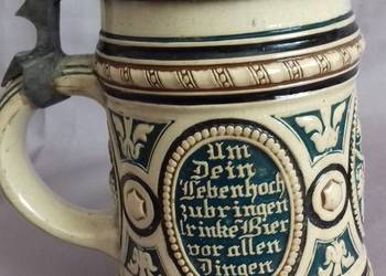 Stary kufel ceramiczny, sygnowany, z cynowa przykrywką. Stary kufel ceramiczny, sygnowany, z cynowa przykrywką.