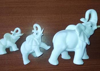 Porcelanowe słonie. Zestaw trzech ozdobnych figurek.