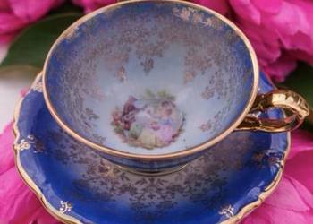 Urocza, kolekcjonerska filiżanka ze spodkiem zdobiona scenkami romantycznym