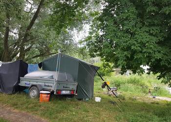 Przyczepa z pokrywą i namiotem