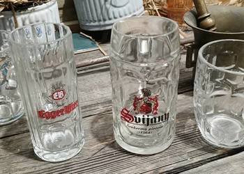 Kufle po piwie.