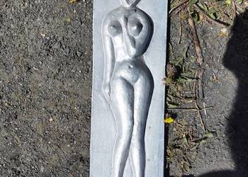 Akt kobiecy, odlew z metalu, rzeźba z lat 70. XX wieku, płaskorzeźba
