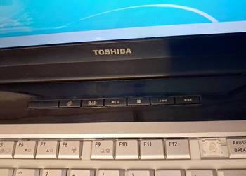 Działający z baterią duży dwurdzeniowy laptop Toshiba 17cali bez ładowarki