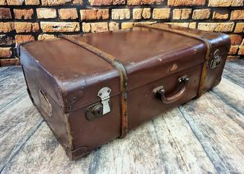 Stary kufer, kufer podróżny, stara walizka, dekoracja retro