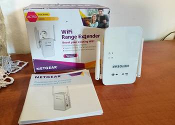 wzmacniacz sygnału NETGEAR AC750 WiFi Range Extender (model EX6100).