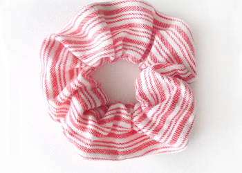 biało czerwona gumka do włosów, bawełniane scrunchie w pasy