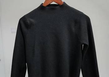 Czarny sweter ze stójką golf wiskoza