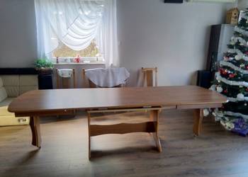 Duży stół do salonu lub jadalni.