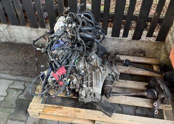 Silnik TOYOTA YARIS  z osprzętem i skrzynią biegów  japończyk
