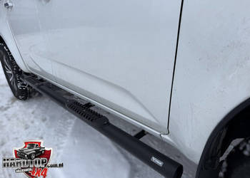 Stopnie boczne z nakładkami plastikowymi Czarne  DC Isuzu D-Max 2020+