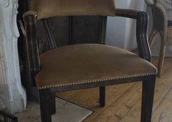 Stylowy fotel vintage po renowacji – idealny do biurka