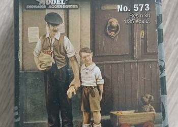 Figurki Royal Model RM673 Man with children (1/35)