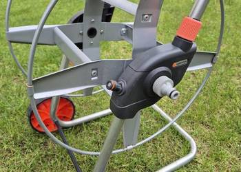 metalowy wózek na wąż ogrodowy marki Gardena
