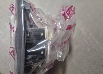 Przelacznik podnoszenia szyby