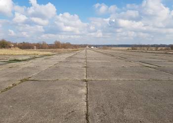 Nieruchmość na sprzedaż na terenie dawnego lotniska poradzieckiego