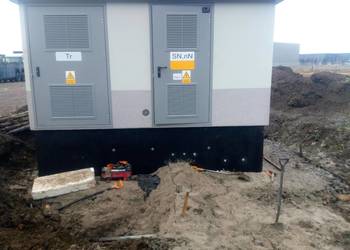 Słupy energetyczne elektryczne oświetlenie parking montaż transport