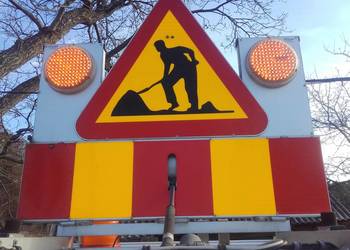 Znak roboty drogowe oświetlenie ostrzegawcze