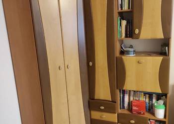 Meble młodzieżowe z komoda i biurkiem pod komputer