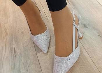 (41) Srebrne, bogato zdobione czółenka wieczorowe z odkrytą piętą, Nowe