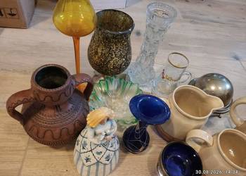 karton pełen skarbów świecznik szkło wazon dzbanki itp.