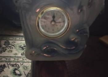 Stary zegar porcelanowy.