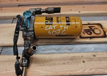 CAT TH 407 {Adaptacja filtra hydrauliki}