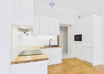 Dwupokojowe, nieumeblowane mieszkanie w kamienicy