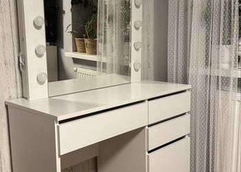 Biała toaletka z lustrem i oświetleniem LED